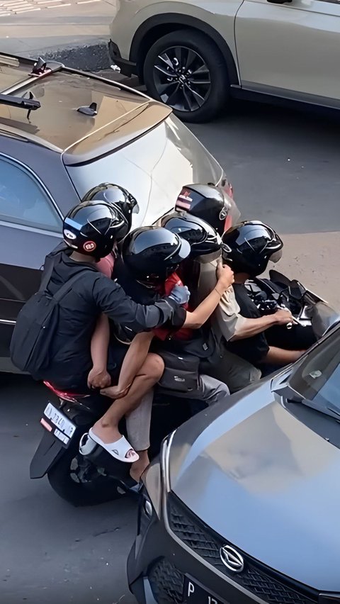 Viral Video Automatic Motorcycle Carrying 6 Passengers, All Wearing Helmets, Netizens: 'The Police Will Be Confused'