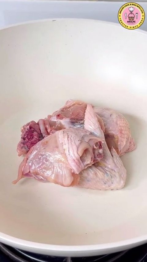 Bukan Disayat, Ini Trik Mudah Bersihkan Darah Ayam Sebelum Dimasak<br>
