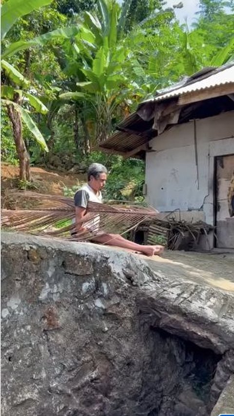 Ini di Indonesia, Demi Rp1.000 Pria Lumpuh ini Rela Merangkak di Panasnya Bebatuan Mencari Daun Kelapa buat Dijadikan Sapu Lidi<br>