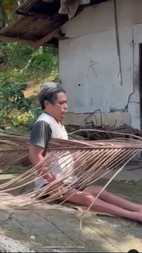 Ini di Indonesia, Demi Rp1.000 Pria Lumpuh ini Rela Merangkak di Panasnya Bebatuan Mencari Daun Kelapa buat Dijadikan Sapu Lidi