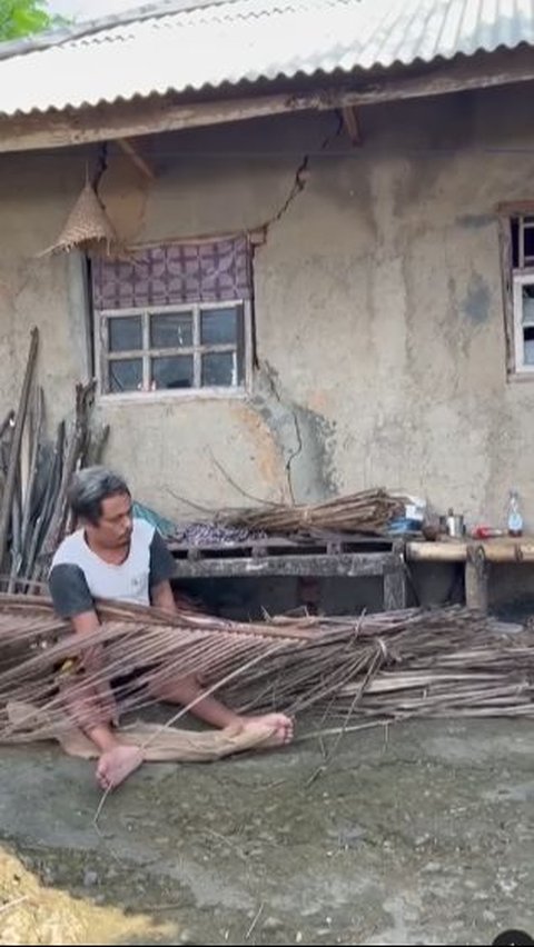 Ini di Indonesia, Demi Rp1.000 Pria Lumpuh ini Rela Merangkak di Panasnya Bebatuan Mencari Daun Kelapa buat Dijadikan Sapu Lidi