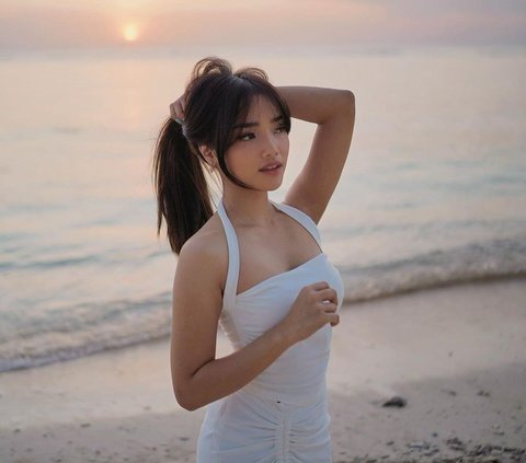 10 Portraits of Fuji Playing at the Beach, Tempting Appearance with Tight Dress