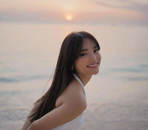 10 Portraits of Fuji Playing at the Beach, Tempting Appearance with Tight Dress