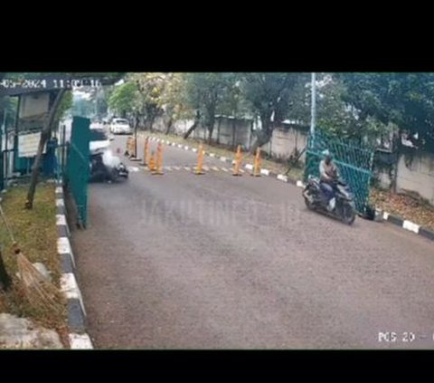Moments of a Speeding Car Crashing into a Motorcyclist Resulting in Death in North Jakarta