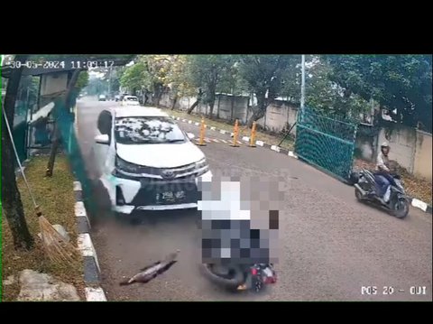 Moments of a Speeding Car Crashing into a Motorcyclist Resulting in Death in North Jakarta