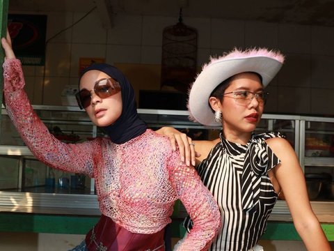 10 Unique Styles of Tantri Namirah's Photoshoot in Warteg, Captivated by Drinking Iced Tea in Plastic