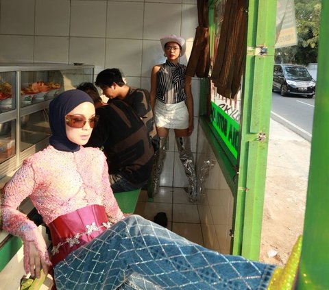 10 Unique Styles of Tantri Namirah's Photoshoot in Warteg, Captivated by Drinking Iced Tea in Plastic