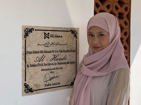 10 Portraits of Nadin Amizah Building a Musala in Sukabumi, Unable to Hold Back Tears