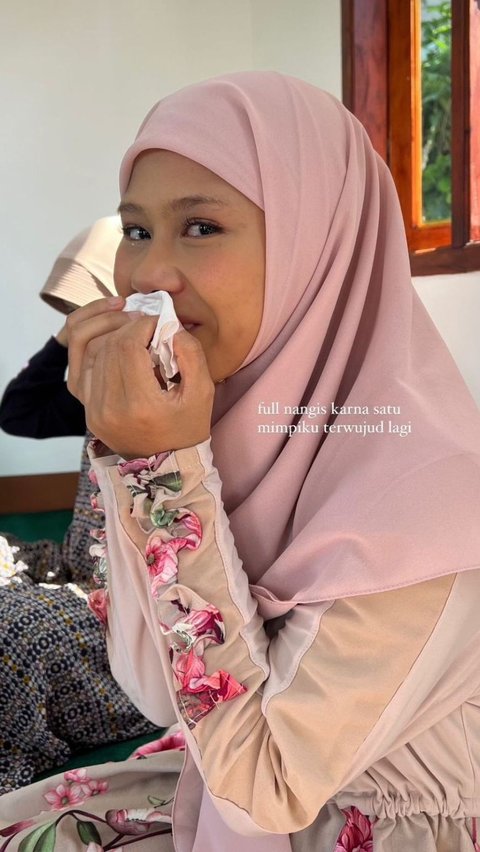 10 Portraits of Nadin Amizah Building a Musala in Sukabumi, Unable to Hold Back Tears