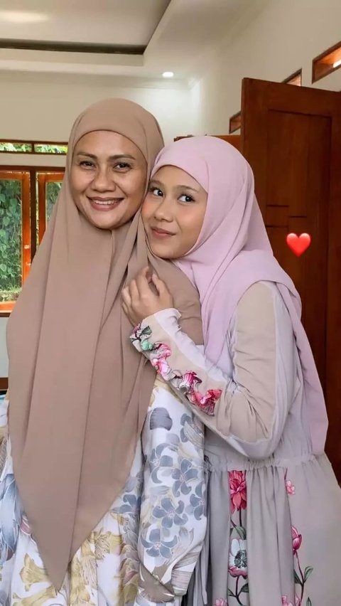 Tak sendirian, Nadin yang tampil cantik dengan hijab didampingi sang ibu.<br>