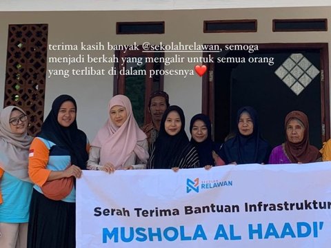 10 Portraits of Nadin Amizah Building a Musala in Sukabumi, Unable to Hold Back Tears