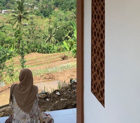 10 Portraits of Nadin Amizah Building a Musala in Sukabumi, Unable to Hold Back Tears