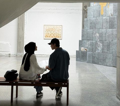 10 Romantic Portraits of Rey Mbayang and Dinda Hauw Dating at the Museum