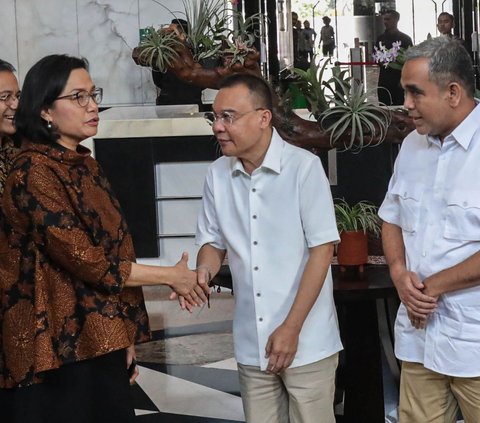 Menteri Keuangan Sri Mulyani (kanan) bersalaman dengan Ketua Tim Gugus Tugas Sinkronisasi Prabowo-Gibran Sufmi Dasco Ahmad (kiri) di Kantor Kementerian Keuangan, Jakarta, Jumat (31/5/2024). Tim sinkronisasi Prabowo-Gibran mengaku telah berkomunikasi intens dengan Sri Mulyani sejak dua bulan terakhir.