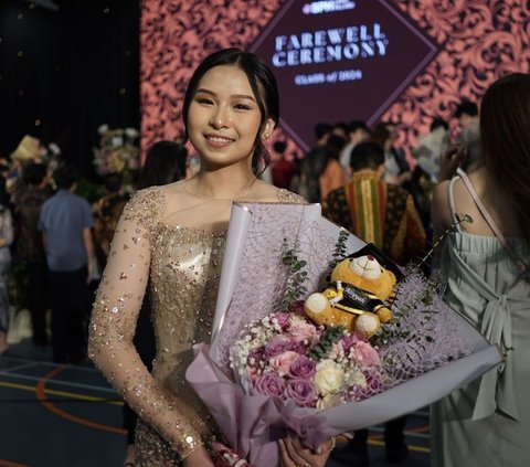 Portrait of Aliyyah Kohl's Graduation, Sisca Kohl's Younger Sister Looks Graceful in Kebaya