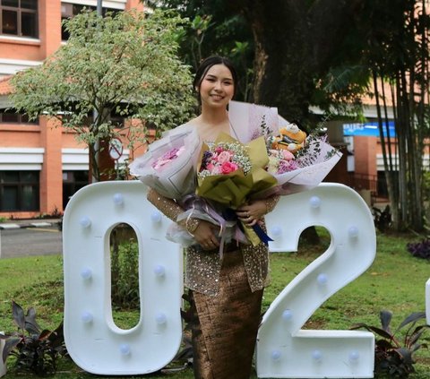 Portrait of Aliyyah Kohl's Graduation, Sisca Kohl's Younger Sister Looks Graceful in Kebaya