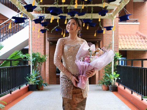 Portrait of Aliyyah Kohl's Graduation, Sisca Kohl's Younger Sister Looks Graceful in Kebaya