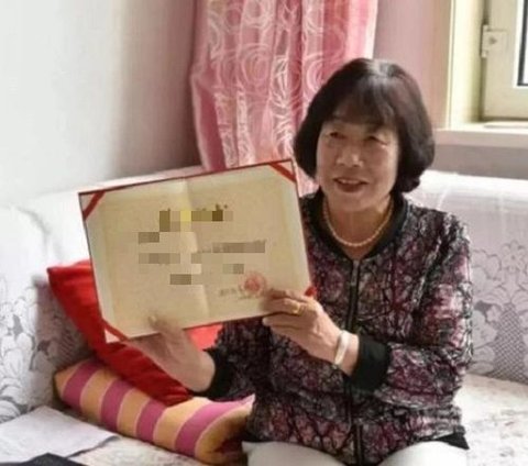 Once Bought Shoes for Poor Students, This Teacher Cries Tears of Joy When Receiving a House Gift 30 Years Later