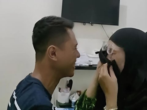 Emotional Moment Wife Gives Pregnancy News to Husband After 5 Years of Waiting, Tears Cannot Be Held Back Anymore