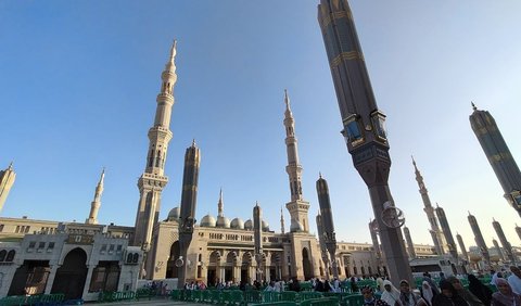 Ada dua cara untuk mendengarkan khotbah Jumat di Masjid Nabawi dan Masjidil Haram versi bahasa Indonesia.<br>