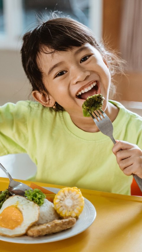 Rekomendasi Dokter Anak, Cara Biar Si Kecil Tak Makan Sambil Main Gadget
