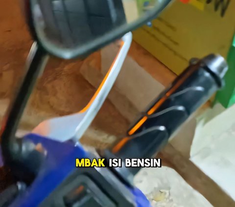 Agak Laen! Bukan di Rak Kayu, Warung Madura Jual Bensin Eceran Disimpan Dalam Showcase, Netizen: 'Awas Pilek Motornya'