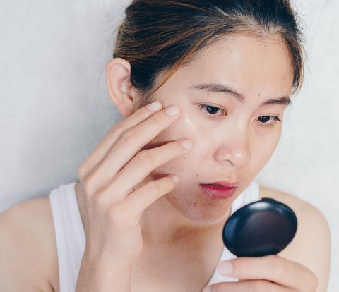 Tricks to Overcome Makeup Cracks Around the Lips Using Compact Powder