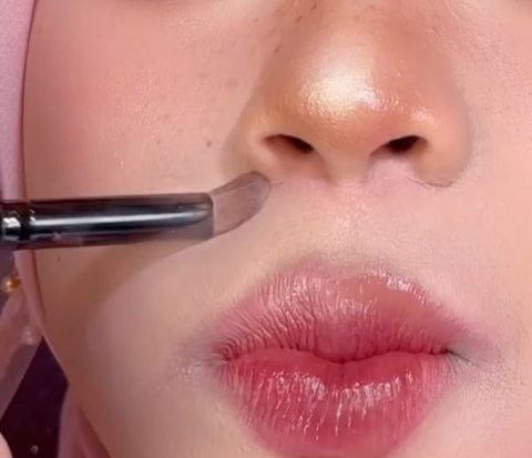 Tricks to Overcome Makeup Cracks Around the Lips Using Compact Powder