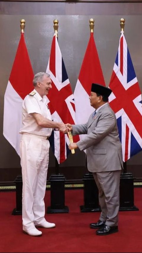 Tawa Gurih Prabowo Dapat Batik Biru dari Panglima Tentara Inggris, Senggol Soal Intelijen<br>