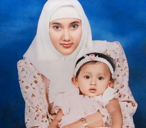 Baby Girl Held by Famous Singer from Talent Search Show, Her Hijab Style Once Became a Trend