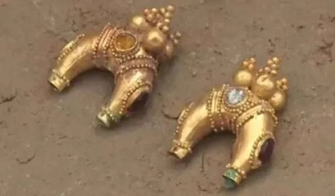 Ada juga dua anting emas yang diperkirakan berasal dari abad pertama sebelum Masehi.