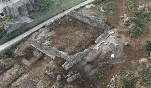 Para arkeolog menggali ruang eksterior dan juga interior bangunan. 