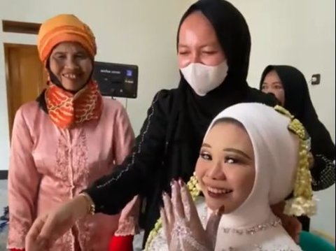 So Adorable! Grandma's Gesture of Wiping the Face of the Bride who has been Made Up is Heartwarming