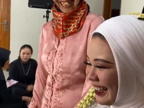 So Adorable! Grandma's Gesture of Wiping the Face of the Bride who has been Made Up is Heartwarming