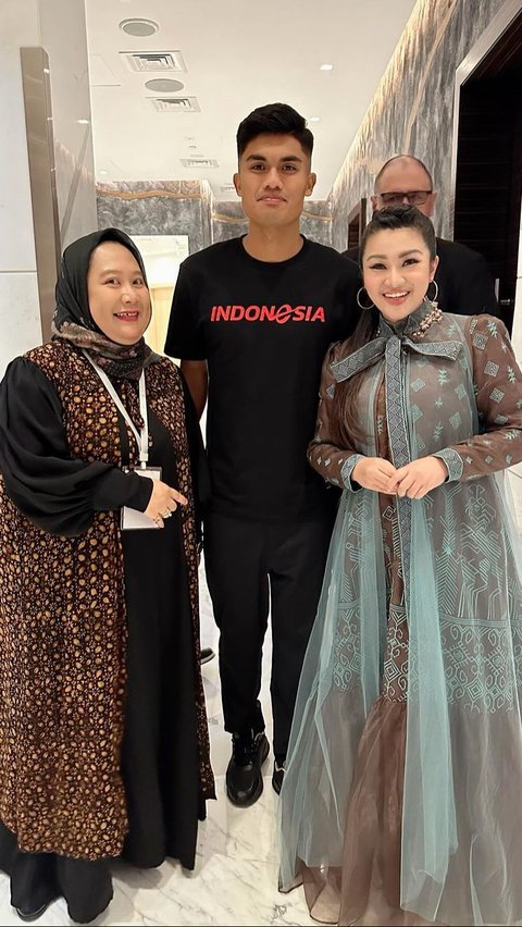 Fitri Carlina sempat berfoto degan Ramadhan Sananta.