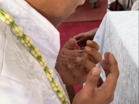 Afraid of Being Nervous and Forgetting During the Marriage Vows, Groom Makes Cheat Sheet on Palm, Netizens: 'School Knowledge Finally Comes in Handy'