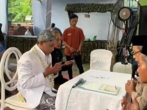 Afraid of Being Nervous and Forgetting During the Marriage Vows, Groom Makes Cheat Sheet on Palm, Netizens: 'School Knowledge Finally Comes in Handy'