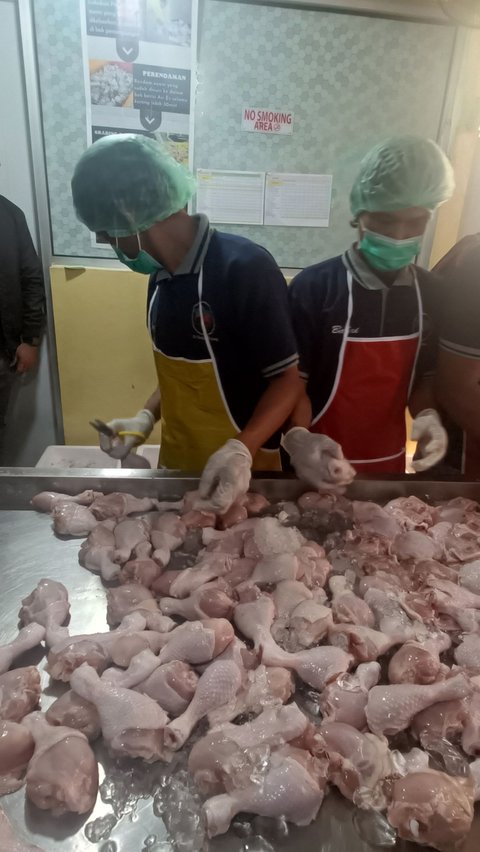 Aturan Baru: Pemerintah Wajibkan Pedagang Ayam Potong Miliki Sertifikat Halal Mulai Oktober 2024