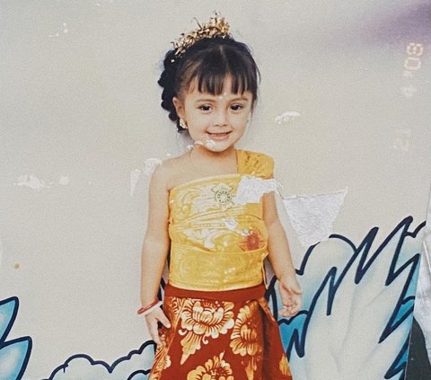 Formerly Subscribed to Bullying, This Balinese Traditional Dressed Child Now Becomes a Famous Artist, Can You Guess?