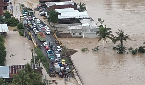 Korban meninggal bencana banjir bandang dan tanah longsor yang terjadi di Kabupaten Luwu bertambah menjadi 14 orang.<br>