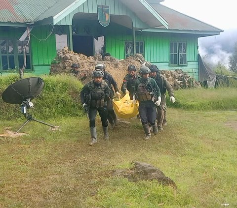 Momen Menegangkan TNI-Polri Rebut Wilayah Homeyo Intan Jaya dan Evakuasi Guru hingga Jenazah Korban Penembakan OPM