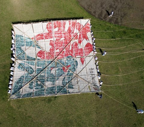 FOTO: Festival Ini Terbangkan Layang-Layang Raksasa Seberat 950 Kilogram, Ukurannya Hampir 15 Meter Persegi dan Ditarik Puluhan Orang