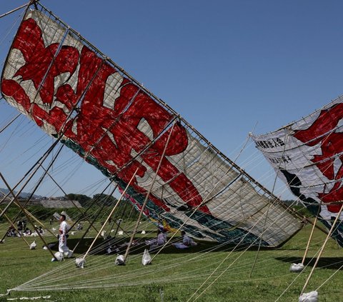 FOTO: Festival Ini Terbangkan Layang-Layang Raksasa Seberat 950 Kilogram, Ukurannya Hampir 15 Meter Persegi dan Ditarik Puluhan Orang