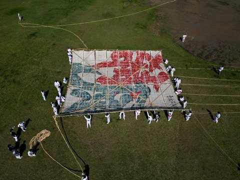FOTO: Festival Ini Terbangkan Layang-Layang Raksasa Seberat 950 Kilogram, Ukurannya Hampir 15 Meter Persegi dan Ditarik Puluhan Orang