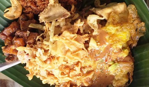 1. Pecel: Sayuran Berbumbu Kacang