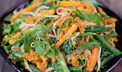 4. Urap: Sayuran dengan Kelapa Parut