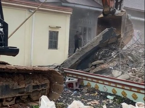 Moments When an Excavator Collapses the House of a Woman Standing on Her In-Law's Land, Heartbreaking to See