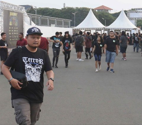 Antusiasme penonton yang berdatangan saat akan menuju pemeriksaan tiket masuk untuk menghadiri Festival Musik Hammersonic 2024 di Jakarta, Sabtu (4/5/2024). Foto: Liputan6.com / Herman Zakharia