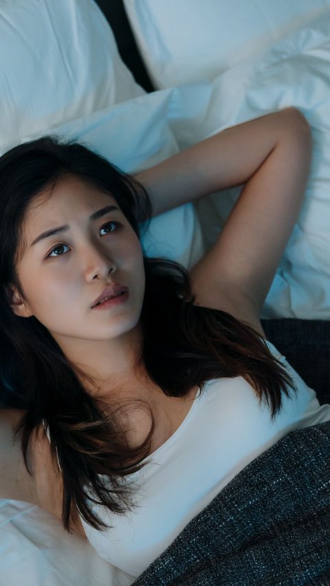 Insomnia atau kebiasaan begadang di malam hari sulit diatasi. Coba terapkan beberapa kebiasaan ini agar mudah tidur lebih cepat.