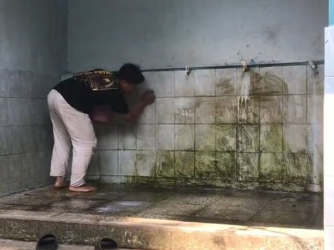Aksi Pemuda Bersihkan Tempat Wudu Masjid Ini Viral, Tuai Pujian